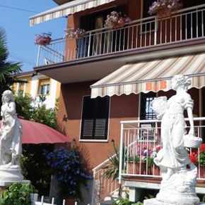 NearBy Hotel