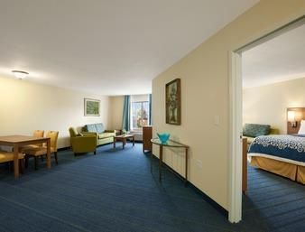 Days Inn & Suites by Wyndham Altoona