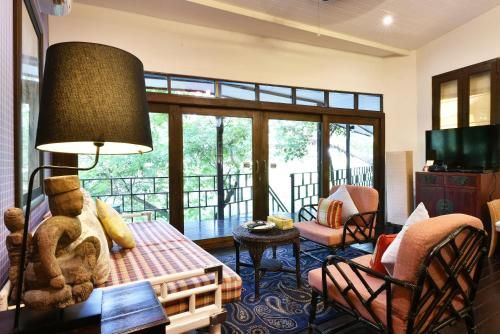 Ndol Streamside Thai Villas