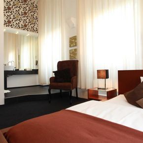 NearBy Hotel