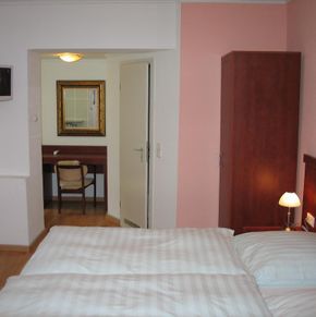 NearBy Hotel