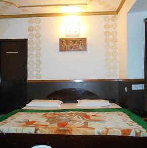 NearBy Hotel