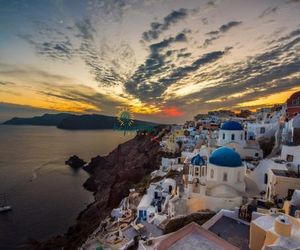 Helianthus Suites- Caldera Caves Oia Greece