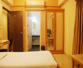 NearBy Hotel
