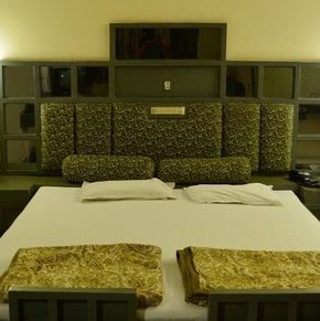 NearBy Hotel