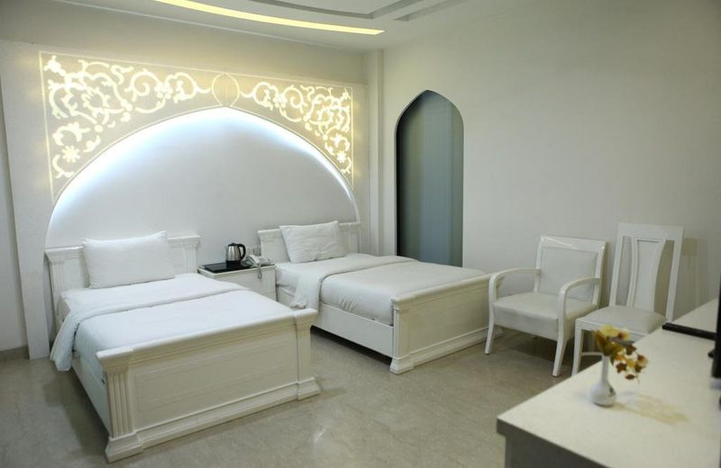 LAVISH INN