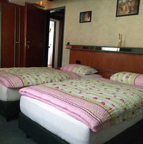 NearBy Hotel