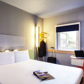 NearBy Hotel