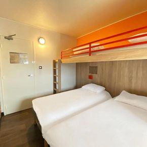 NearBy Hotel