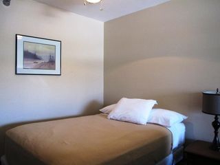 Hotel pic Lakeshore Inn & Suites