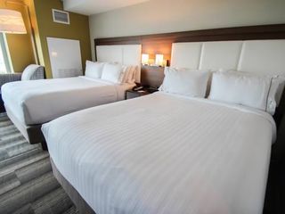 Фото отеля Holiday Inn Express & Suites Miami Airport East, an IHG Hotel