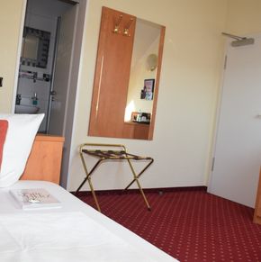 NearBy Hotel