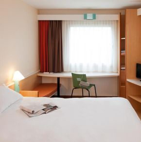 NearBy Hotel