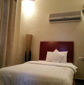 NearBy Hotel