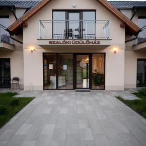 NearBy Hotel