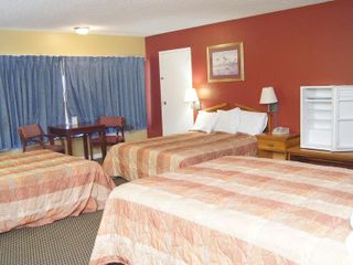 Фото отеля Holiday Lodge & Suites
