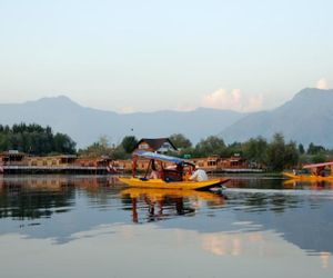 Houseboat Moonshine Srinagar India