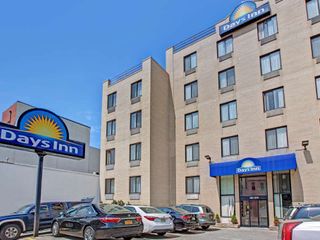Фото отеля Days Inn by Wyndham Brooklyn