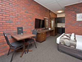 Фото отеля Hi Way Eight Motor Inn