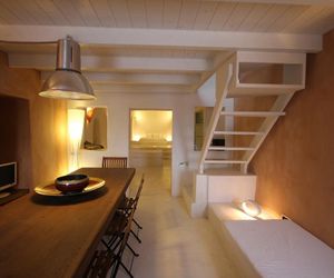 Lydia Cavehouse Oia Greece