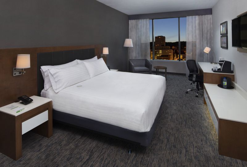 image of hotel Holiday Inn Hotel & Suites - Montreal Centre-ville Ouest, an IHG Hotel