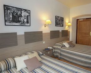 NearBy Hotel