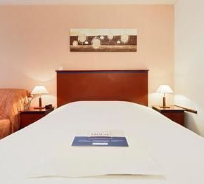 NearBy Hotel