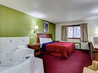 Hotel pic Bloomer Inn & Suites