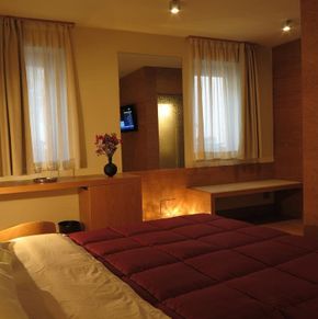 NearBy Hotel