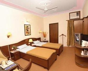 La Sapphire Airport Hotel Samalka India