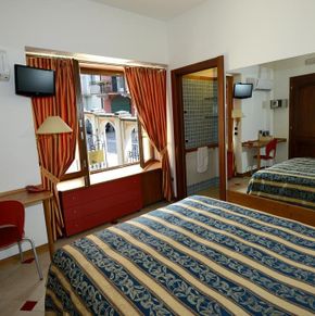 NearBy Hotel