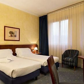 NearBy Hotel