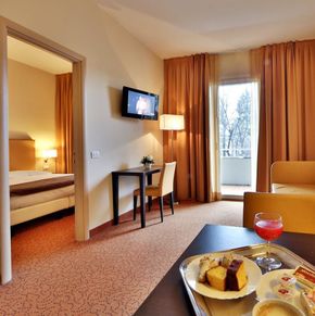 NearBy Hotel