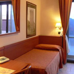 NearBy Hotel