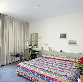 NearBy Hotel