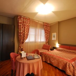 NearBy Hotel