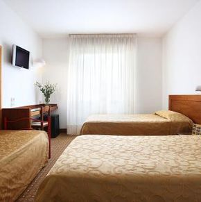 NearBy Hotel
