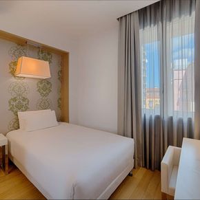 NearBy Hotel