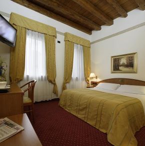 NearBy Hotel