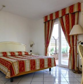 NearBy Hotel