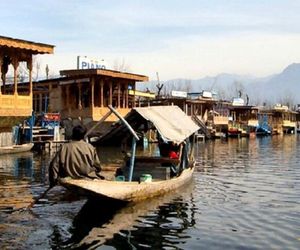 SHAHNAMA HOUSE BOATS Srinagar India