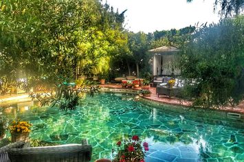 El Vino Hotel & Suites