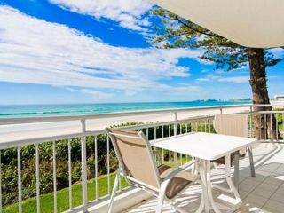 Фото отеля Oceanside Resort - Absolute Beachfront Apartments