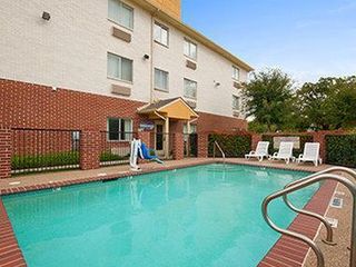 Hotel pic Days Inn & Suites by Wyndham Dallas