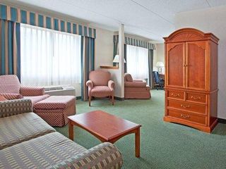 Фото отеля Holiday Inn Express Hotel Pittsburgh-North/Harmarville, an IHG Hotel