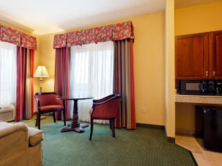 Фото отеля Holiday Inn Express & Suites San Antonio South