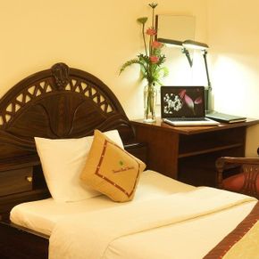 NearBy Hotel