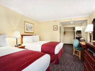 Фото отеля SureStay Hotel by Best Western Santa Monica