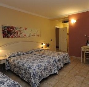 NearBy Hotel