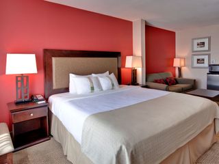 Фото отеля Holiday Inn Hotel & Suites Bakersfield, an IHG Hotel